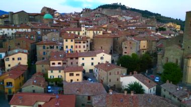 Toskana şehri Cortona dağı Arezzo İtalya 2023 sağ İHA 4K görüntülerine kayıyor.