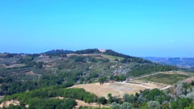 İHA. Tuscany Vadisi Zeytin Şarap Tarlası Ttaly Doğa Ekim 2023 İHA Yüksek kaliteli 4K görüntü