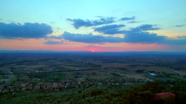 İnsansız hava aracı Tuscany Vadisi Bulutlu gökyüzü, günbatımı, 2023 Ekim.