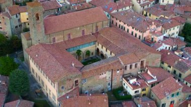 Tuscany şehri Cortona dağı Arezzo İtalya 2023 İHA 4K 'dan çekilen görüntüler.