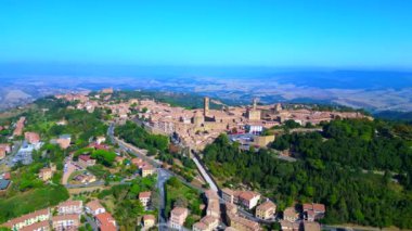 İnsansız hava aracı Volterra Kasabası Ortaçağ İtalya Tepesi Toskana Ekim 2023 Panorama İnsansız Hava Aracı Yörüngesi Yüksek kalitede 4K görüntü