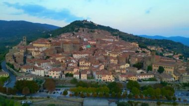 Toskana şehri Cortona dağı Arezzo İtalya 2023. İHA 'nın geniş yörünge görüntüsü 4k.