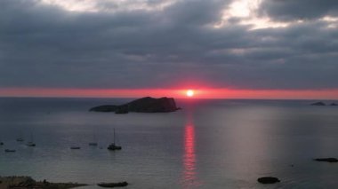 Bulutlu gün batımı plajı İbiza İspanya Kontu Ekim 2023 İHA yüksek kaliteli 4K görüntü.