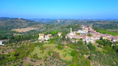 İHA Tuscany Ortaçağ Köyü Şaraphanesi, Ekim 2023 İtalya. panorama yörünge drone Yüksek kalite 4K görüntü