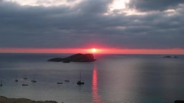 Bulutlu gün batımı plajı İbiza İspanya Kontu 2023 Ekim 'de İHA Yüksek kalite 4K görüntü görüntüsü
