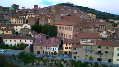 Toskana şehri Cortona dağı Arezzo İtalya 2023 İHA 4K görüntülerini indiriyor.