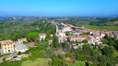 İHA Tuscany Ortaçağ Köyü Şaraphanesi, Ekim 2023 İtalya. panorama kıvrımlı drone Yüksek kalite 4K görüntü