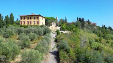 İHA Tuscany Ortaçağ Köyü Şaraphanesi, Ekim 2023 İtalya. Artan insansız hava aracı Yüksek kalite 4K görüntü