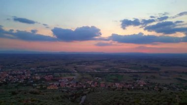 İHA Tuscany Vadisi Bulutlu gökyüzü, günbatımı, Ekim 2023 rotasyonuyla İHA Yüksek kalite 4K görüntü soluna.