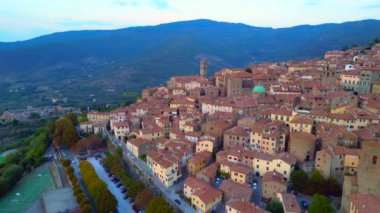 Toskana şehri Cortona dağı Arezzo İtalya 2023 rotasyonundan sağa 4k 'lık dron görüntülerine.