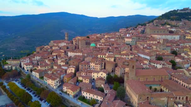 Ciudad Toscana Montaña Cortona Arezzo Italia 2023 Sobrevuelo Avión Tripulado — Vídeo de stock