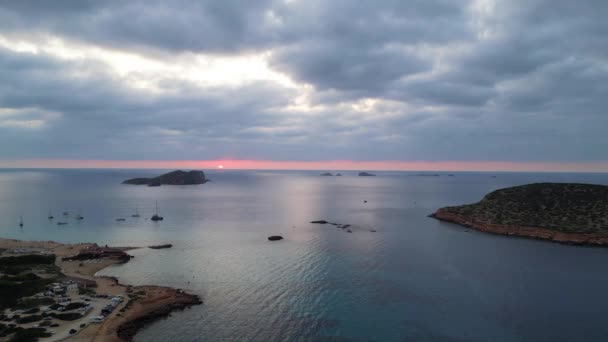 Spiaggia Nuvolosa Tramonto Ibiza Spagna Cala Comte Ottobre 2023 Orbita — Video Stock