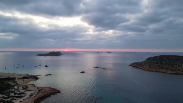 Bewölkt Sonnenuntergang Strand Ibiza Spanien Cala Comte Oktober 2023 Überflugdrohne — Stockvideo