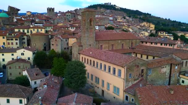 Ciudad Toscana Montaña Cortona Arezzo Italia 2023 Volar Dron Inverso — Vídeo de stock