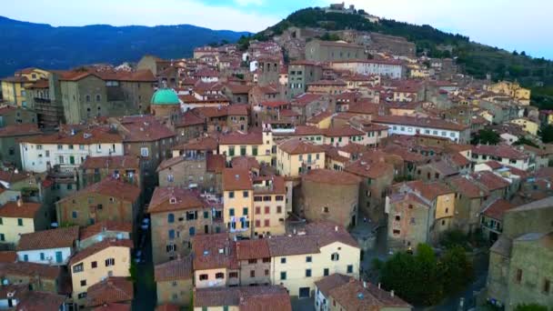 Toscana Cortona Montaña Arezzo Italia 2023 Dron Descendente Metraje — Vídeo de stock