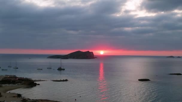 Bewolkt Zonsondergang Strand Ibiza Spanje Cala Comte Oktober 2023 Overvlucht — Stockvideo