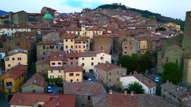 Toscana Cortona Montaña Arezzo Italia 2023 Boom Deslizándose Derecha Drone — Vídeo de stock