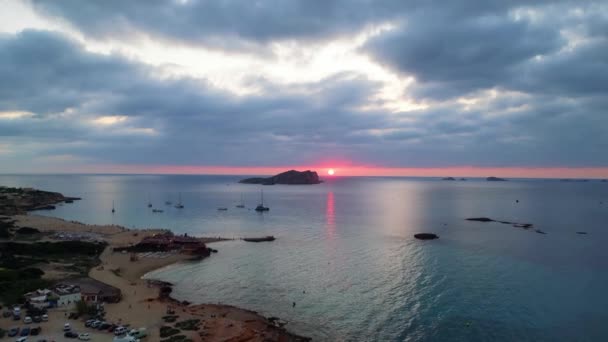 多云的日落海滩Ibiza Spain Cala Comte 2023 升空的无人机高质量的4K镜头 — 图库视频影像