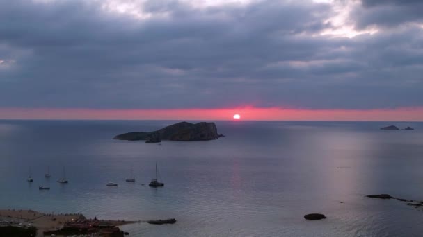 Облачный Закатный Пляж Ибица Испания Кала Конте Октября Спускающийся Дрон — стоковое видео