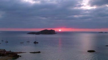 Bulutlu gün batımı plajı İbiza İspanya Kontu 2023 Ekim 'de İbiza İbn-i İbn-i İbn.