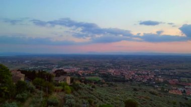 İnsansız hava aracı Tuscany Vadisi Bulutlu gökyüzü, günbatımı, Ekim 2023 rotasyonu, sağ İHA Yüksek kalite 4K görüntüler.