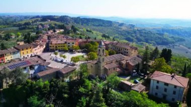 İHA Tuscany Ortaçağ Köyü Şaraphanesi, Ekim 2023 İtalya. Geniş yörünge genel bakış İHA Yüksek kalite 4K görüntü