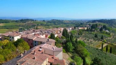 İHA Tuscany Ortaçağ Köyü Şaraphanesi, Ekim 2023 İtalya. Yüksek kalite 4K görüntü aktarımı