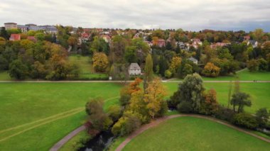 Weimar bahçe evi Thuringia parkı Alman gülü 23 'üncü patlama sağ İHA 4K görüntülerine kayıyor.