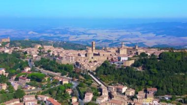 İnsansız hava aracı Volterra Kasabası Orta Çağ İtalya Tepesi Toskana Ekim 2023.