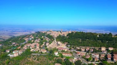 İnsansız hava aracı Volterra Kasabası Ortaçağ İtalya Tepesi Toskana Ekim 2023 Panorama İnsansız Hava Aracı Yörüngesi Yüksek kalitede 4K görüntü