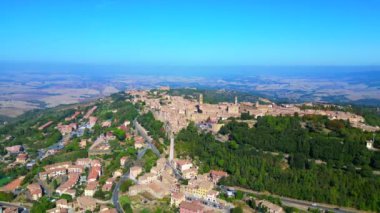 İnsansız hava aracı Volterra Kasabası Orta Çağ İtalya Tepesi Toskana Ekim 2023, Panorama İHA Yüksek kalite 4K görüntü görüntüsü
