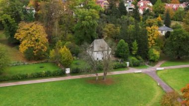 Weimar bahçe evi Thuringia parkı Alman uçağı 23. Panorama yörüngesinde 4K görüntü kaydı.