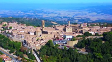 İnsansız hava aracı Volterra Kasabası Orta Çağ İtalya Tepesi Toskana Ekim 2023, Panorama İHA Yüksek kalite 4K görüntü görüntüsü