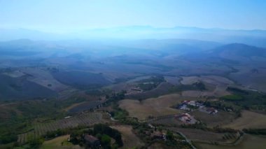 İnsansız hava aracı Volterra Kasabası Orta Çağ İtalya Tepesi Tuscany Ekim 2023 rotasyonu sağ İHA Yüksek kalite 4K görüntü