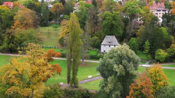 Weimarer Gartenhaus Thüringer Park Deutscher Herbst Rückwärtsdrohne Fliegen Filmmaterial — Stockvideo