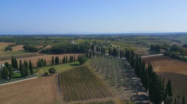 Tuscany şarap büyüyen bölgesi Akdeniz İtalya 23 'üncü İHA 4K görüntüsü alçalıyor.