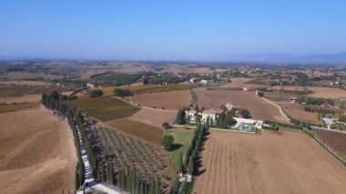 Tuscany şarap büyüyen bölgesi Mediteran İtalya 23 rotasyonunu sağa 4k 'lik dron görüntülerine düşürdü.