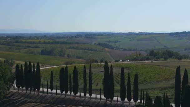 トスカーナワイン栽培エリア イタリア秋 広い軌道上の概要ドローン4K映像 — ストック動画