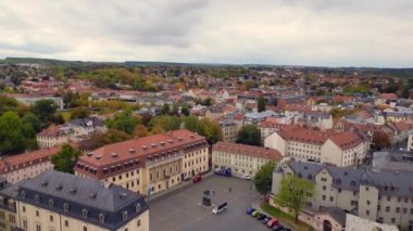 Weimar eski kasaba kültür kenti Thuringia Almanya 2023 düştü. 4K ters insansız hava aracı görüntüsü uçuyor.