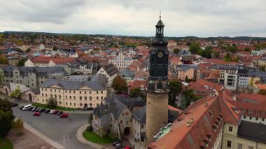 Weimar eski kasaba kültür kenti Thuringia Almanya 2023 'te düştü. 4k uçuş insansız hava aracı görüntüleri çok yakından geçti.