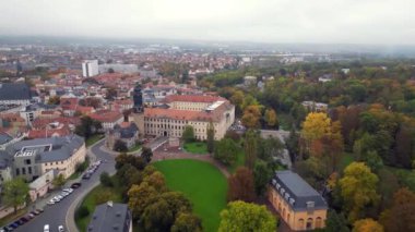 Weimar eski kasaba kültür kenti Thuringia Almanya 2023 rotasyonunu 4k 'lik sol drone görüntülerine düşürdü.