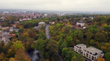 Weimar Tarihi Parkı Thuringia Almanya 23. İHA 4K görüntüsü alçalıyor.