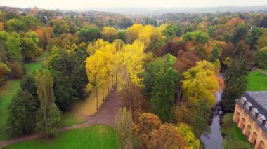 Weimar Tarihi Parkı, Thuringia Almanya 23 düştü. 4k hava aracı görüntülerini ters çevirin.