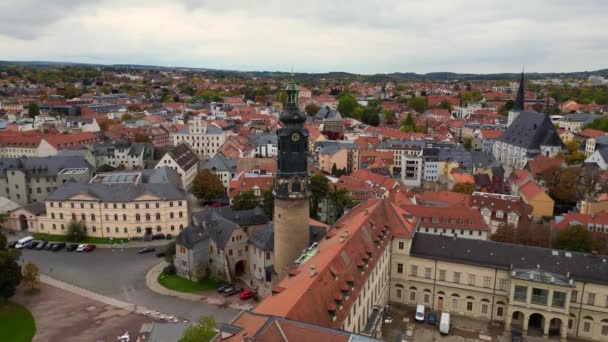 ワイマールの古い町文化都市Turingiaドイツは2023年秋に落下します 静的な三脚ホバリングドローン4K映像 — ストック動画
