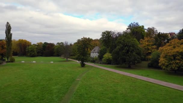 魏玛花园去图林根宫公园德国佬坠落23 飞回无人机4K镜头 — 图库视频影像