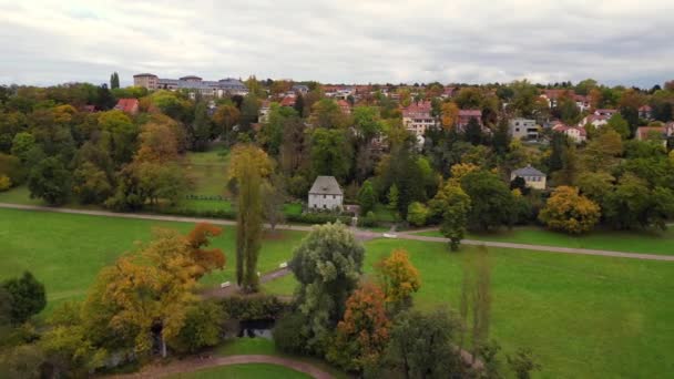 Weimarer Garten Goethehaus Thüringen Park Deutscher Herbst Weitumlaufübersicht Drohne Filmmaterial — Stockvideo