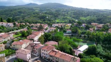 Tuscany meditasyon vadisi, İtalya 2023 sonbaharında köy. 4k peyzaj görüntüsü hız rampası Hiperlapse zaman atlaması 