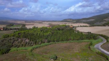 Tuscany meditasyon vadisi, İtalya köyü sonbahar 2023 İHA 4k peyzaj görüntüsü yükseliyor.