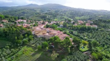 Tuscany meditasyon vadisi, İtalya 2023 Sonbaharı 4k peyzaj görüntüsü.