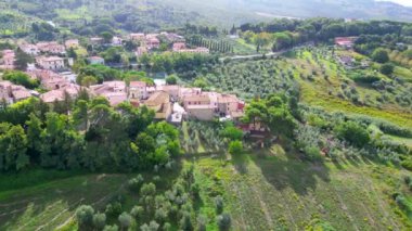 Tuscany meditasyon vadisi, İtalya köyü sonbahar 2023 panorama insansız hava aracı 4k peyzaj görüntüsü